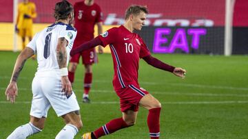 Martin Odegaard, presionado por Gudelj durante el Noruega-Serbia de repesca para la Eurocopa 2020.