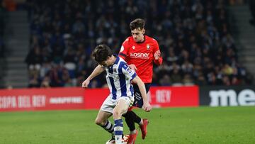 Aimar disputa un balón con Kubo.