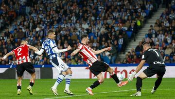 Arsen Zakharyan intenta llegar a un balón en el derbi vasco. EFE/ Juan Herrero