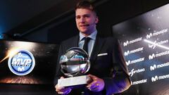 Luka Doncic posa con el premio de MVP Movistar de la Liga Endesa 2017-2018.