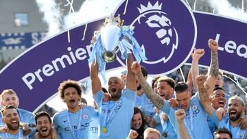Vincent Kompany levanta el trofeo de campeón de la Premier League conquistado por el Manchester City.