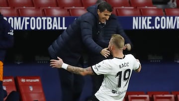 Soccer Football - La Liga Santander - Atletico Madrid v Valencia - Wanda Metropolitano, Madrid, Spain - January 24, 2021 Valencia&#039;s Uros Racic celebrates scoring their first goal with coach Javi Gracia REUTERS/Juan Medina