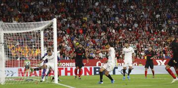 El jugador del Atlético de Madrid, Morata, marca de cabeza el 1-1 al Sevilla. 
