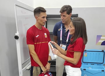 La Reina charla con Mario García sobre el calzado tras competir en la prueba de 1500 m de atletismo en los Juegos Olímpicos. 