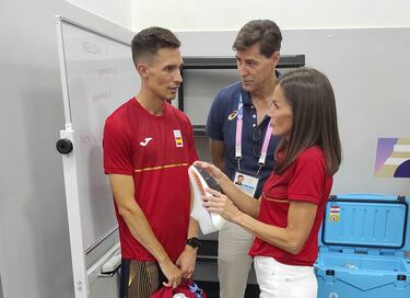 La Reina charla con Mario García sobre el calzado tras competir en la prueba de 1500 m de atletismo en los Juegos Olímpicos. 