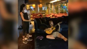 Ramos y Pilar se atreven a tocar 'Fiesta Pagana' con la guitarra y el violín