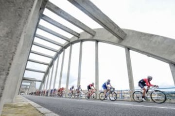 Alberto Contador lidera el grupo en el paso del puente sobre el río Ebro en Tortosa.