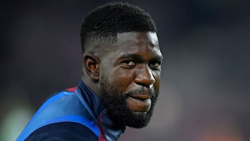 El defensa francés del Barcelona Samuel Umtiti calienta antes del partido de fútbol de la liga española entre el FC Barcelona y Elche CF en el estadio Camp Nou de Barcelona el 18 de diciembre de 2021.