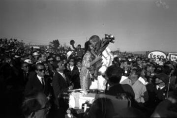 El piloto estadounidense, Richie Ginther, se llevó el triunfo un 24 de octubre de 1965. Corría con un auto Honda RA272 , motor Honda V12 de 1,495 cc. En la imagen, el momento de la premiación. 