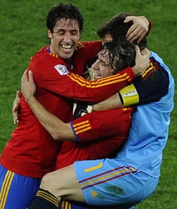 Puyol celebra con Capdevila y Casillas el 0-1 del catal¨¢n en la semifinal del Mundial de 2010 contra Alemania.