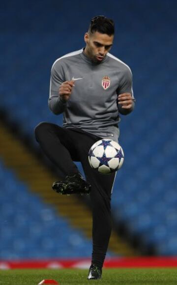 Falcao entrena en Manchester para el duelo de Champions