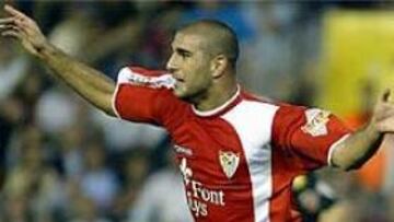 <b>PROTAGONISTA.</B> El sevillista Aranda fue el protagonista involuntario del partido contra el Valencia.