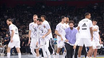 Los jugadores del Real Madrid durante el calentamiento previo al partido contra el Partizán en Belgrado.