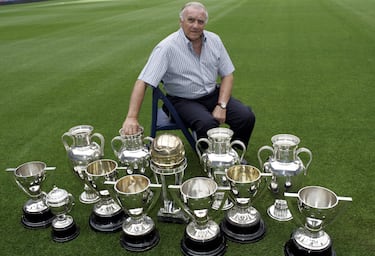 En septiembre de 2007, Santamaría, posó con todos los trofeos que forman su palmarés con el Real Madrid: cuatro Copas de Europa, seis Ligas, una Copa Intercontinental y una Copa de España. 

