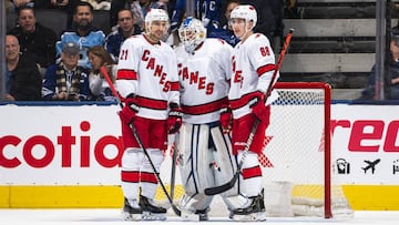 Nino Niederreiter y Martin Necas hablan con el portero Dave Ayres durante el partido entre los Carolina Hurricanes y los Toronto Maple Leafs en el Scotiabank Arena de Toronto, Ontario, Canada.