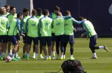 Pasillo de collejas para Messi.