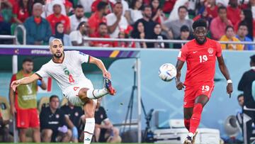 Sofyan Amrabat lanza un pase de delante de Alphonso Davies.