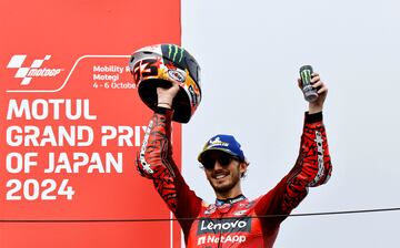 Francesco Bagnaia celebra emocionado su victoria en el podio en la carrera del GP de Japón.