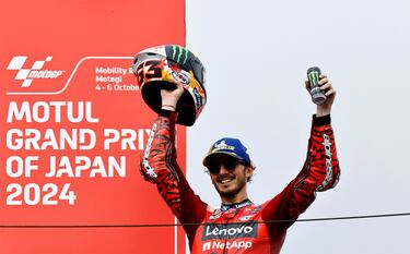 Francesco Bagnaia celebra emocionado su victoria en el podio en la carrera del GP de Japón.