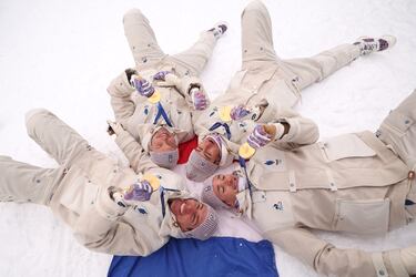 Los medallistas de oro Fabien Claude, Emilien Jacquelin, Quentin Fillon Maillet y Eric Perrot, del equipo francés, celebran tras la ceremonia de entrega de medallas del relevo masculino de biatlón de 4 x 7,5 km. 
