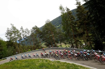 Esteban Chaves y Miguel Ángel López protagonistas de la etapa 17 en el Giro de Italia. El pedalista del Mitchelton - Scott  terminó segundo, mientras que el corredor del Astana subió un puesto en la general.