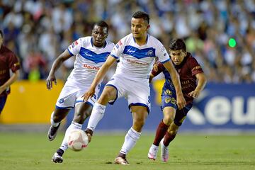 15 años, 7 meses y 2 días. Debutó con Pachuca.