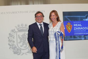El director general Raúl Sanllehí junto a la alcaldesa Natalia Chueca, a la que hizo entrega de una bufanda conmemorativa del partido de esta noche entre el Real Zaragoza y Millonarios.