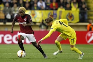 El centrocampista marfileño del Sparta de Praga Tiémoko Konaté disputa un balón con el centrocampista del Villarreal Samuel Castillejo, durante el partido de ida de cuartos de final de la Liga Europa que ambos equipos disputan en el estadio de El Madrigal.