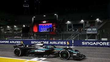 El Mercedes de George Russell cruza la línea de meta tras ganar el GP de Singapur de F1.