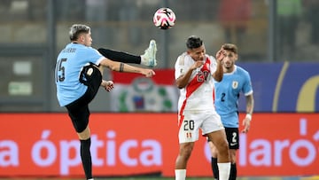 . LIMA (PERÚ), 11/10/2024.- Edison Flores (d) de Perú disputa un balón con Federico Valverde de Uruguay este viernes, en un partido de las eliminatorias sudamericanas para el Mundial de 2026 entre Perú y Uruguay en el estadio Nacional de Perú en Lima (Perú). EFE/ Paolo Aguilar