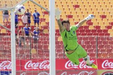 Gustavo Canales anota de tiro libre, batiendo a Darío Melo. Fue el 2-0.