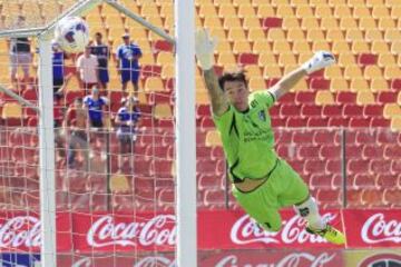 Gustavo Canales anota de tiro libre, batiendo a Dar&iacute;o Melo. Fue el 2-0.