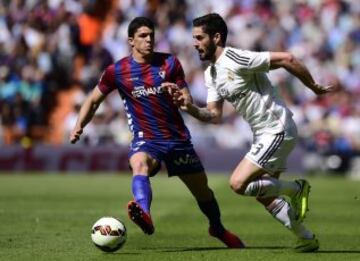 Jon Errasti e Isco, durante el partido de la trigésima primera jornada de liga de Primera División.