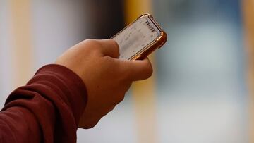 Santiago 25 de septiembre 2024.
Fotografias referenciales de telefonos celulares en el centro de la comuna de Santiago
Dragomir Yankovic/Aton Chile