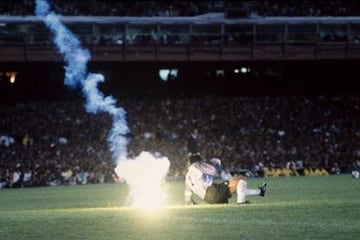 El 3 de septiembre de 1989 la selección chilena se retiró del estadio Maracaná, en el partido ante Brasil. Roberto Rojas se autoinfirió una herida aprovechando la caída de una bengala. El arquero fue suspendido de por vida. Chile fue castigado y no pudo participar en la Copa del Mundo Estados Unidos 1994.