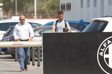 Jorge Sáenz sale de la ciudad deportiva del Valencia en una imagen de archivo. 













