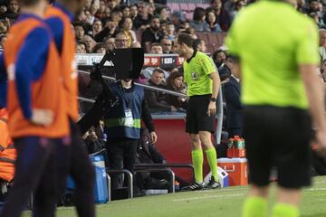 Revisa el VAR un posible penalti a favor del Barcelona por mano en el área de Martín Aguirregabiria. 