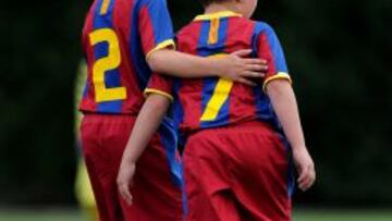 Dos ni&ntilde;os de la cantera del Bar&ccedil;a durante un partido.
 