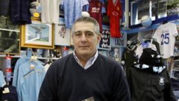 <b>EMBLEMA. </b>Stefano Greco posa con su libro en el Lazio Point.