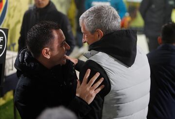 Saludo de Xavi Hernández y Quique Setién antes de comenzar el encuentro.