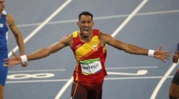  El atleta español Orlando Ortega celebra la medalla de plata en la prueba de 110 m vallas 