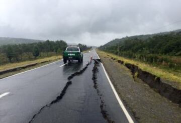 Un sismo de magnitud 7.6 en la escala de Richter se sintió a las 11:21 horas de este domingo. El epicentro fue a 67 kilómetros al noroeste de Melinka y también se percibió en las regiones del Biobío, La Araucanía, Los Ríos y Aysén. Varias carreteras quedaron dañadas.