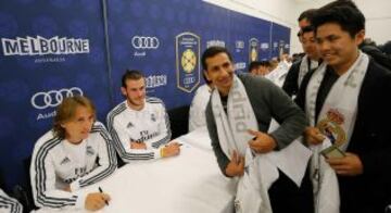 Bale y Modric con aficionados en Melbourne.