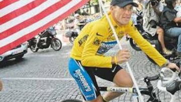 <b>UN RITO. </b>Como en los seis años anteriores, Armstrong no se olvidó el domingo de pasear la bandera de Estados Unidos por los Campos Elíseos.