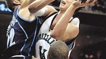 <b>EN PLENA JUNGLA. </b>Gasol sale a flote en plena jungla, ante los 2.13 de Curtis Borchardt, el pívot de Utah.