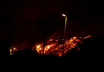 La erupción volcánica ayer (domingo 19 de septiembre) en los alrededores de Las Manchas, en El Paso (La Palma), después de que el complejo de la Cumbre Vieja acumulara miles de terremotos en la última semana, conforme el magma iba presionando el subsuelo en su ascenso. Las autoridades habían comenzado horas antes evacuar a las personas con problemas de movilidad en cuatro municipios.