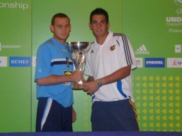 29 de julio de 2006. España consiguió su tercer Europeo ante Escocia. Sede: Polonia. Adán, capitán de la Sub19, posa con el capitán de Escocia un día antes de celebrarse la final.