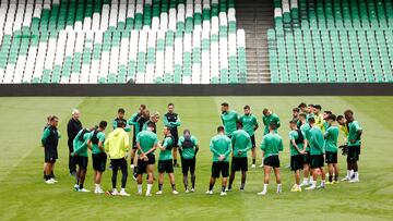 El equipo verdiblanco, durante una charla.