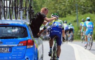 Brett Lancaster ayudado por un miembro de su equipo Orica.