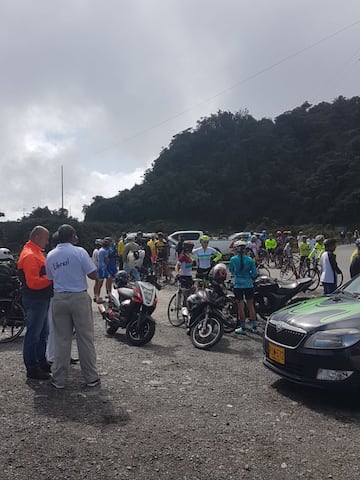 En su cumpleaños, Nairo Quintana fue sorprendido por sus seguidores en el Alto de la Línea. 